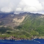 　鹿児島県の口永良部島＝２０２２年５月（共同通信社ヘリから）