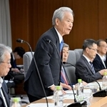 　防衛力の抜本的強化に関する有識者会議であいさつする座長の榊原定征元経団連会長＝１９日、防衛省（代表撮影）