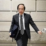 　金融政策決定会合出席のため、日銀本店に入る植田総裁＝１９日午前（代表撮影）