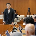 　福井県美浜町議会の原子力発電所特別委員会で、地質調査計画を説明する関西電力の担当者＝１９日午前