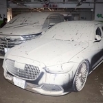 　駐車場の地下２階で水没し、乾いて白くなった泥に覆われた車＝１９日午後、三重県四日市市