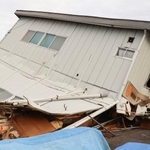 　１階部分が倒壊した建物＝１９日午後、茨城県つくば市