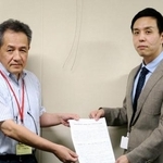 　厚労省の担当者（右）に要望書を手渡す「医療情報の公開・開示を求める市民の会」の関係者＝１９日午後、東京・霞が関