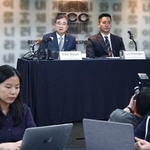 　記者会見する韓国の趙顕外相（奥左）＝１９日、ソウル（共同）