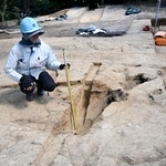 　備中国分尼寺跡で確認された、塔の心柱を支える心礎を抜き取った跡＝１９日、岡山県総社市