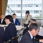 　自民党本部で開かれた会合に参加した北海道釧路市の鶴間秀典市長（奥左から２人目）＝１９日午後、東京・永田町