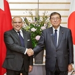　会談前に握手するバーレーンのサルマン皇太子（左）と石破首相＝１９日午後、首相官邸