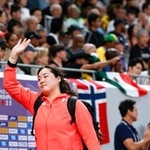 　陸上世界選手権の女子やり投げ予選を終え、声援に応えながら引き揚げる北口榛花＝１９日、東京・国立競技場