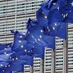 　ＥＵ欧州委員会本部に掲げられたＥＵの旗＝７月、ブリュッセル（ロイター＝共同）