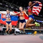 　女子４００メートル障害で優勝し、喜ぶフェムケ・ボル（中央）ら＝国立競技場