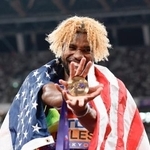 　男子２００メートルで優勝し、ポーズをとるノア・ライルズ＝国立競技場