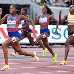 　女子２００メートル決勝　力走するメリッサ・ジェファーソンウッデン（左端）＝国立競技場