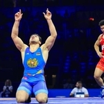 　世界レスリング男子グレコローマンスタイル７７キロ級決勝でマルハス・アモヤン（左）に敗れた日下尚＝１９日、ザグレブ（ゲッティ＝共同）