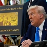 　大統領布告に署名するトランプ大統領＝１９日、ワシントン（ＡＰ＝共同）