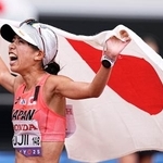 　女子２０キロ競歩　銅メダルを獲得し、日の丸を掲げる藤井菜々子＝国立競技場
