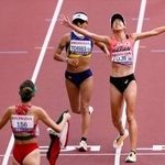 　女子２０キロ競歩　３位でゴールする藤井菜々子（右）＝国立競技場