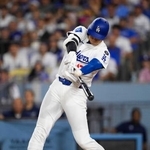 　ジャイアンツ戦の５回、５２号３ランを放つドジャース・大谷＝ロサンゼルス（共同）