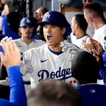 　ジャイアンツ戦の５回、５２号３ランを放ちベンチで迎えられるドジャース・大谷＝ロサンゼルス（共同）