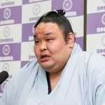 　現役引退の記者会見をする元幕内水戸龍＝２０日、東京・両国国技館