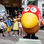 　横断歩道を渡る時のお手本を示す「キョロちゃん」＝２０日午前、横浜市のＪＲ鶴見駅前