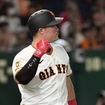 　４回、勝ち越しとなる押し出し死球を受けガッツポーズする巨人・リチャード＝東京ドーム