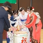 　福島県双葉町で開かれた「はたちを祝う会」で鏡開きする新成人＝２０日午前