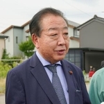 　記者団の取材に応じる立憲民主党の野田代表＝２０日午後、富山県氷見市