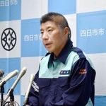 　記者会見する三重県四日市市の森智広市長＝２０日午後、四日市市役所