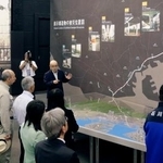 　「創造的復興サミット」前に阪神高速道路の震災資料保管庫を視察する関係者ら＝２０日午前、神戸市東灘区