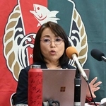 　記者会見するＪ３高知の山本志穂美代表取締役＝２０日午後、高知市