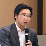 　声明を発表する全国弁連事務局長の木村壮弁護士＝２０日午後、東京都内