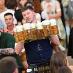 　ビールジョッキを運ぶウエーター＝２０日、ドイツ・ミュンヘン（ロイター＝共同）