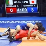 　男子グレコローマン６３キロ級１回戦でアルジェリア選手（下）と対戦する中村真翔＝ザグレブ（共同）