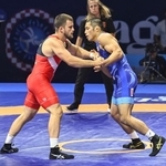 　男子グレコローマン８７キロ級１回戦でセルビア選手（左）と対戦する阪部創＝ザグレブ（共同）