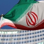　ＩＡＥＡ本部の入る建物前ではためくイランの国旗＝２０１４年、ウィーン（ＡＰ＝共同）