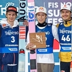 　ＧＰジャンプ男子個人第８戦で優勝し、表彰台で笑顔の小林陵侑（中央）＝バルディフィエメ（共同）