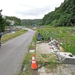 　昨年９月の豪雨災害の発生から１年となり、石川県輪島市久手川町で黙とうする馳浩知事（左端）ら＝２１日午前９時４５分