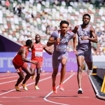 　米国とケニアのチームで行われた男子１６００メートルリレーの再レース＝国立競技場
