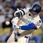　ジャイアンツ戦の６回、リーグトップに並ぶ５３号ソロを放つドジャース・大谷＝ロサンゼルス（共同）