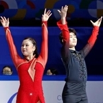 　アイスダンスフリーの演技を終え、あいさつする吉田唄菜（左）、森田真沙也組＝北京（共同）