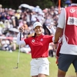 　最終日、ウイニングパットを決めガッツポーズする神谷そら。通算１３アンダーで優勝＝新南愛知ＣＣ