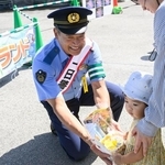 　栃木県警小山署の一日署長に就任し、交通安全グッズを配布する神山雄一郎さん＝２１日