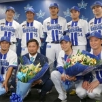 　今季限りでの現役引退を決め、チームメートと写真に納まるＤｅＮＡの森唯斗投手（前列左から２人目）＝２１日、横浜市