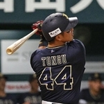 　２回オリックス１死、頓宮が左中間に先制ソロを放つ＝みずほペイペイドーム