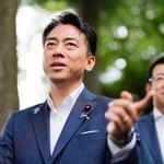 　さいたま市で記者団の取材に応じる小泉農相＝２１日午後