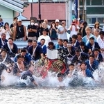 　「海中みそぎ」でみこしと海へ飛び込む担ぎ手たち＝２１日午後、和歌山県那智勝浦町
