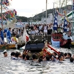 　勝浦八幡神社の例大祭で行われた「海中みそぎ」＝２１日午後、和歌山県那智勝浦町