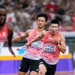 　男子４００メートルリレー決勝　２走の柳田大輝（左）からバトンを受け、力走する３走の桐生祥秀＝国立競技場