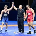 　男子グレコローマン８７キロ級敗者復活１回戦で米国選手（左）に敗れた阪部創＝ザグレブ（共同）