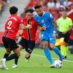 　サッカーのスペイン１部リーグで、ホームのアトレチコ・マドリード戦に先発したマジョルカの浅野拓磨（中央）＝２１日、パルマデマジョルカ（ロイター＝共同）